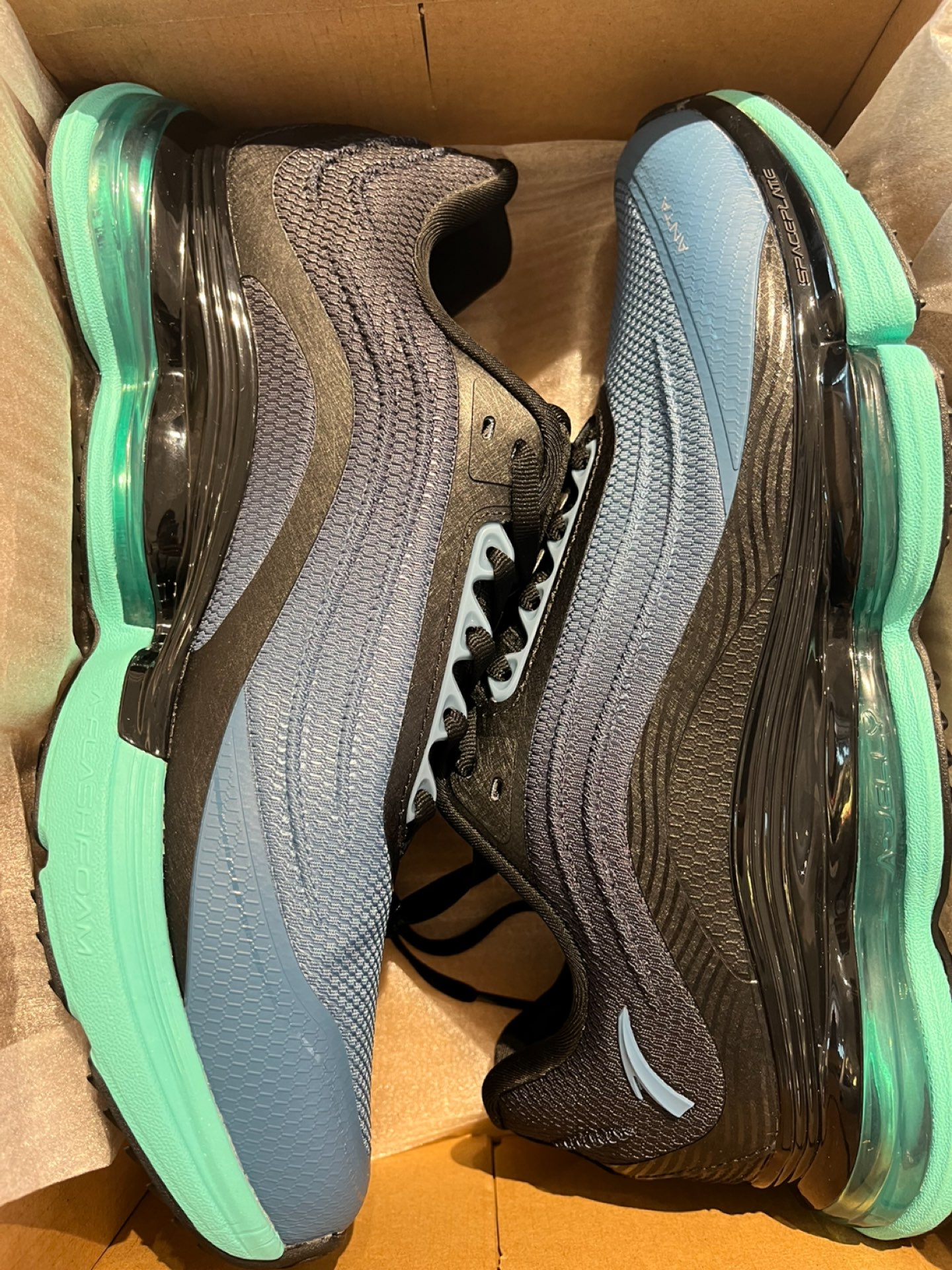 安踏新款"弹力胶"全掌气垫跑鞋!