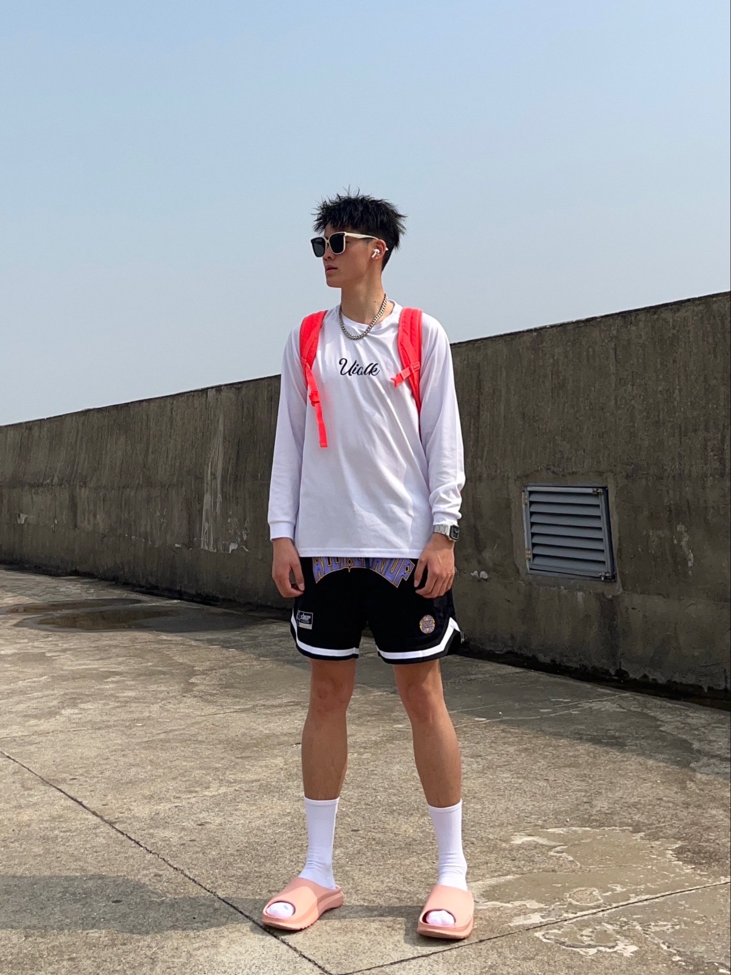 体重140
👔
上身是一件白色的t恤,材质是速干的还挺舒服穿