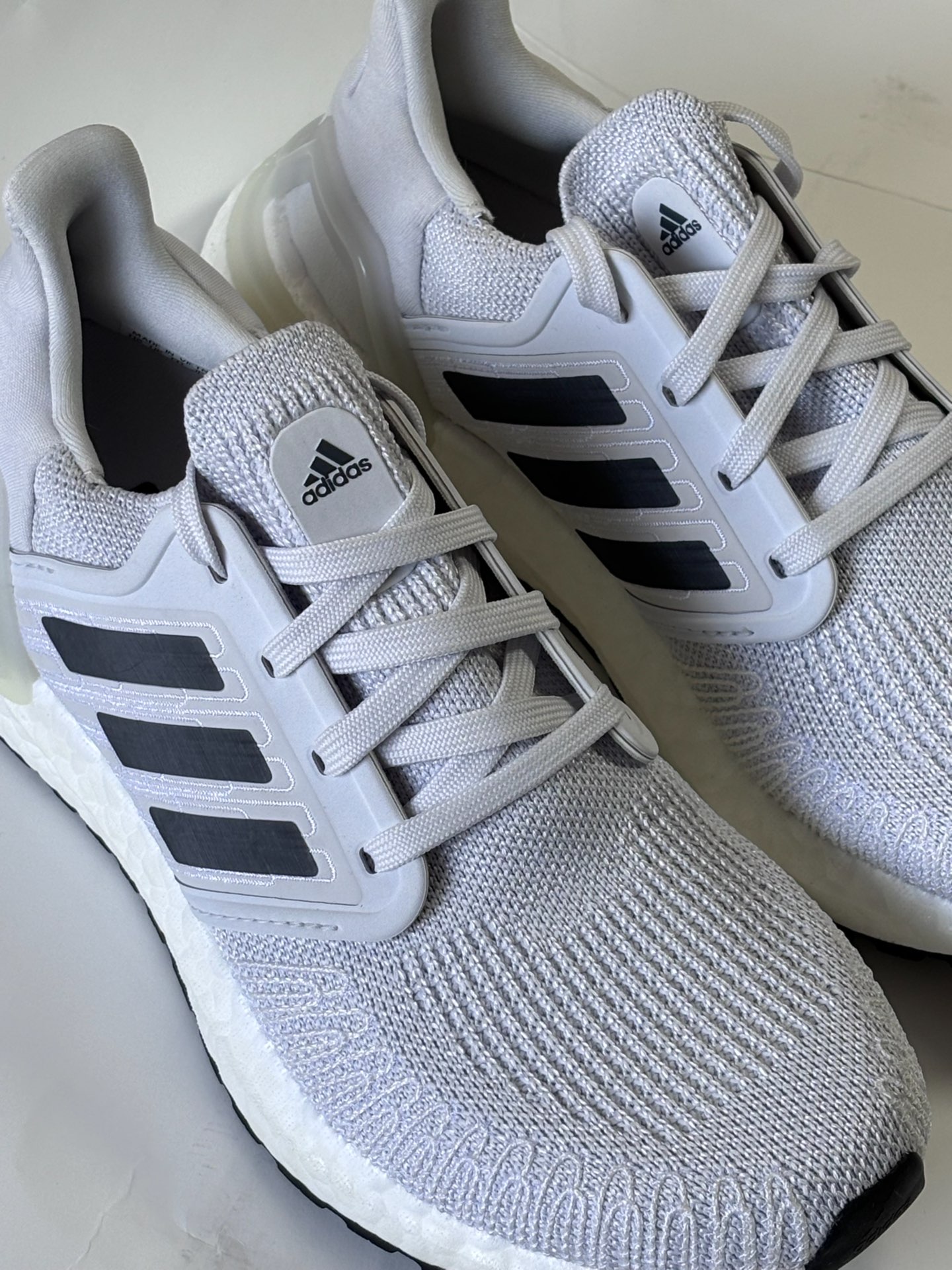 阿迪达斯ub白灰