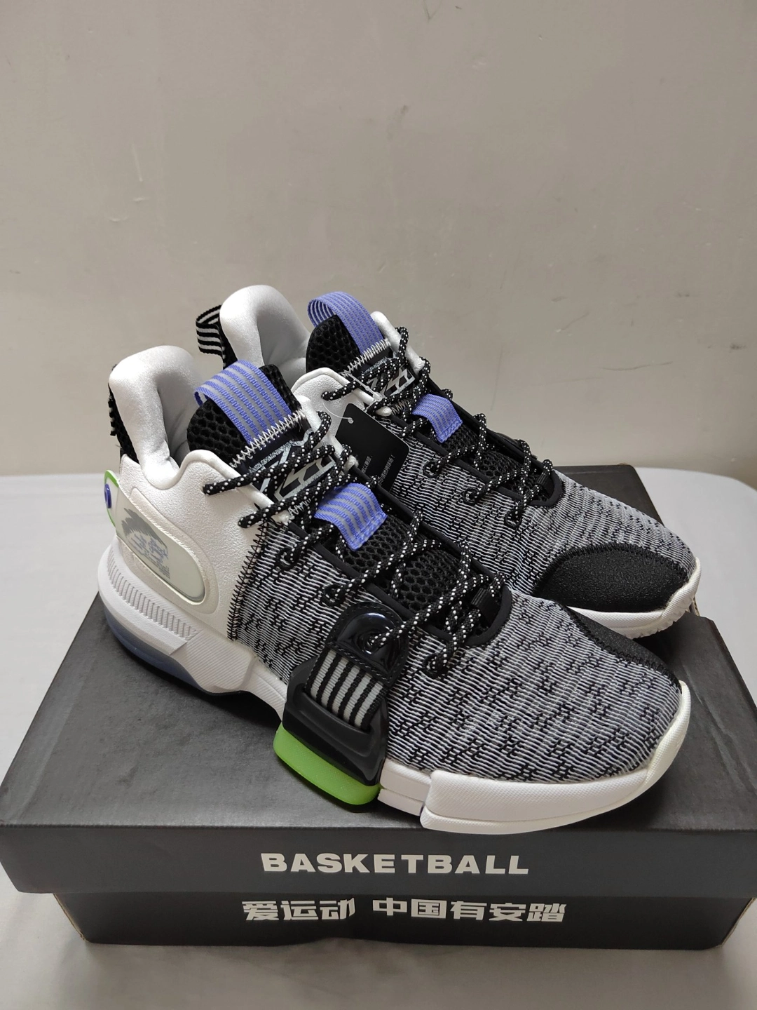 安踏 【轻狂2】篮球鞋,鞋面采用了大面积的a-shock fiber,即与前一代