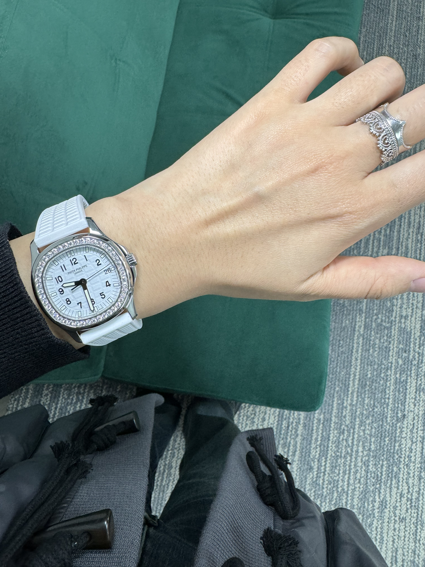 6mm表径 白色盘面 日期显示 精钢表壳 外圈原镶钻 精钢表链折叠扣