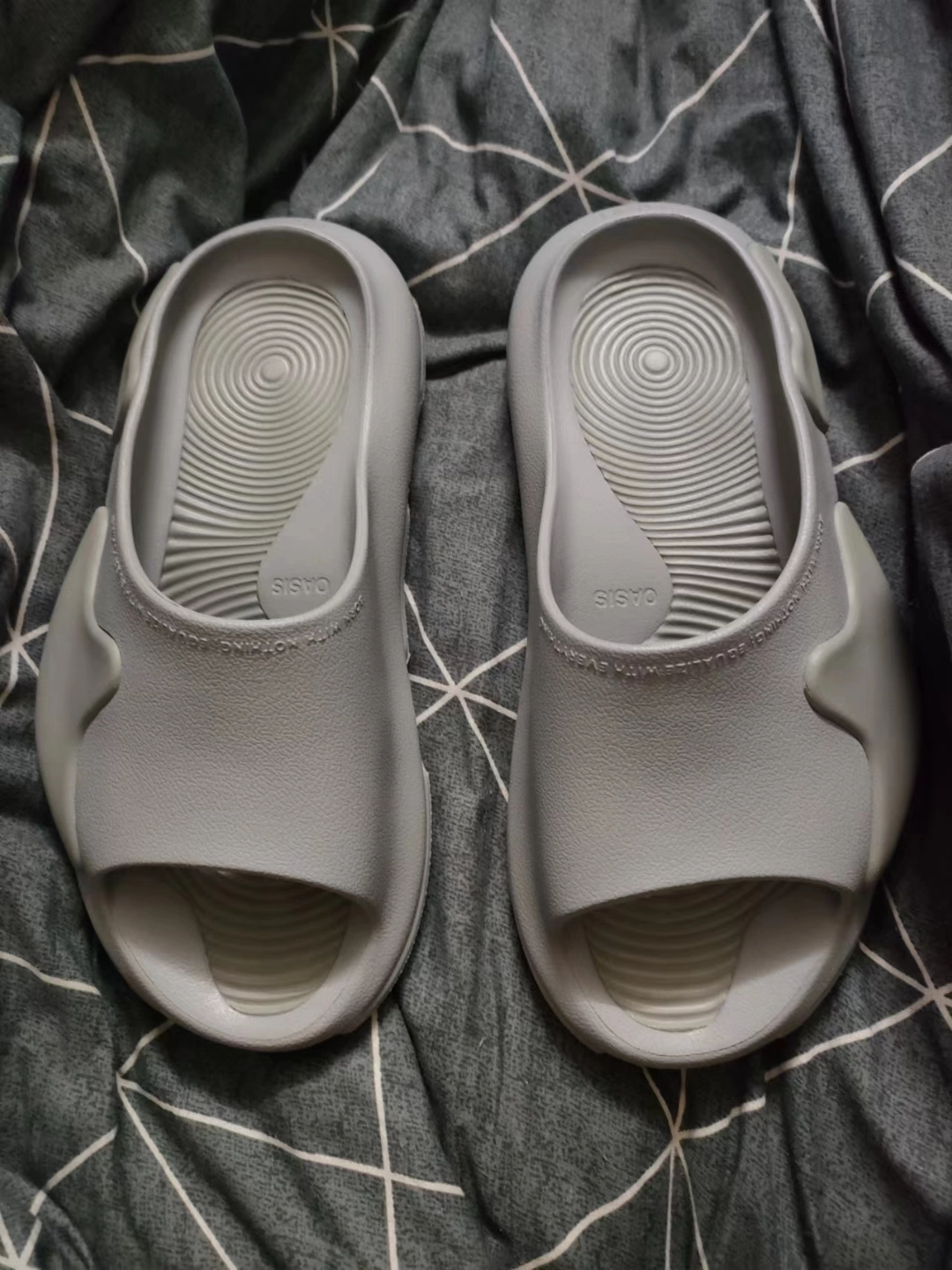 草牌拖鞋这么多配色,这款迷雾灰配色绝对能名列前茅哦,纯色鞋面,百搭