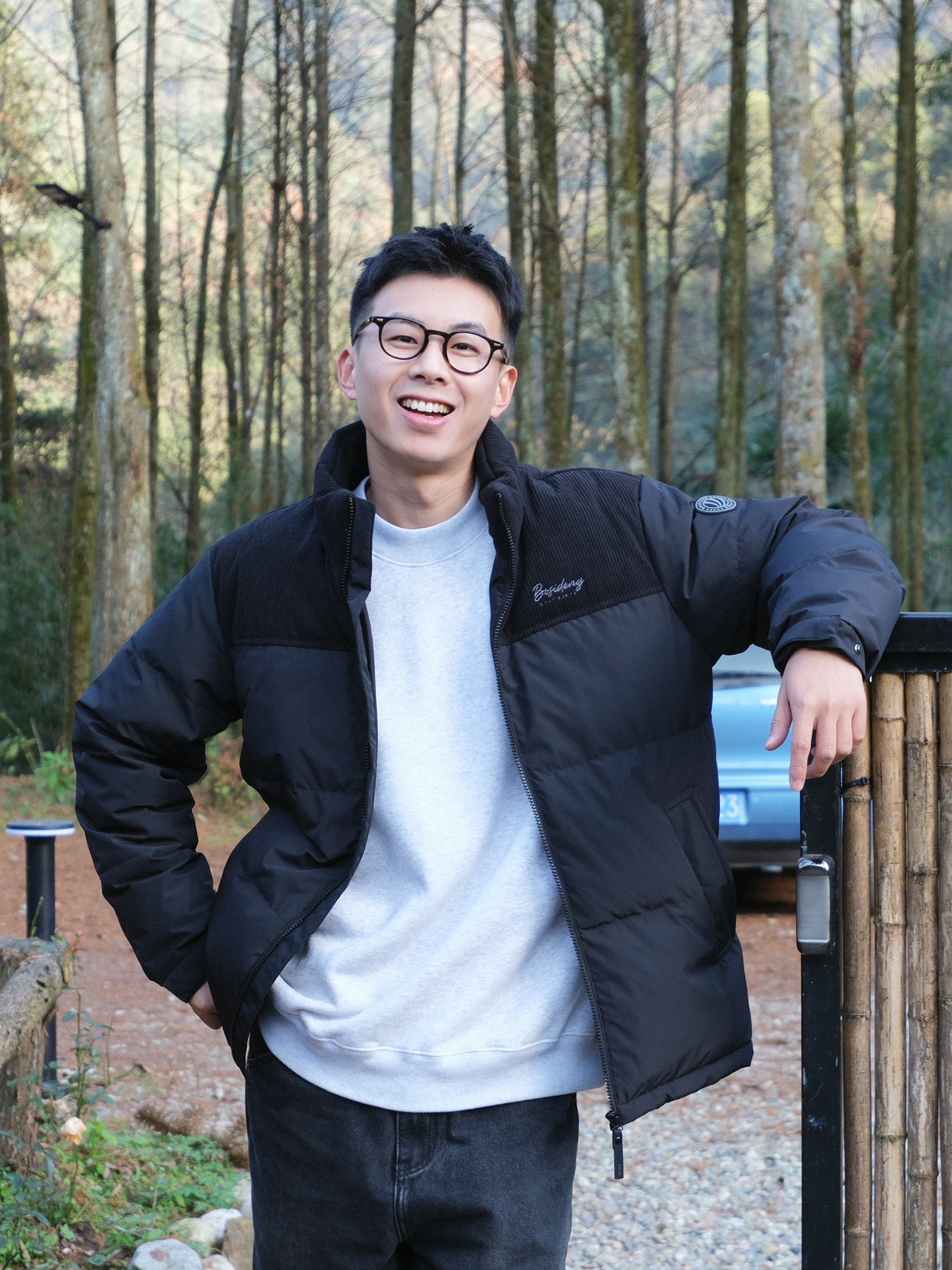 男生冬季出行,羽绒服allblack简约穿搭