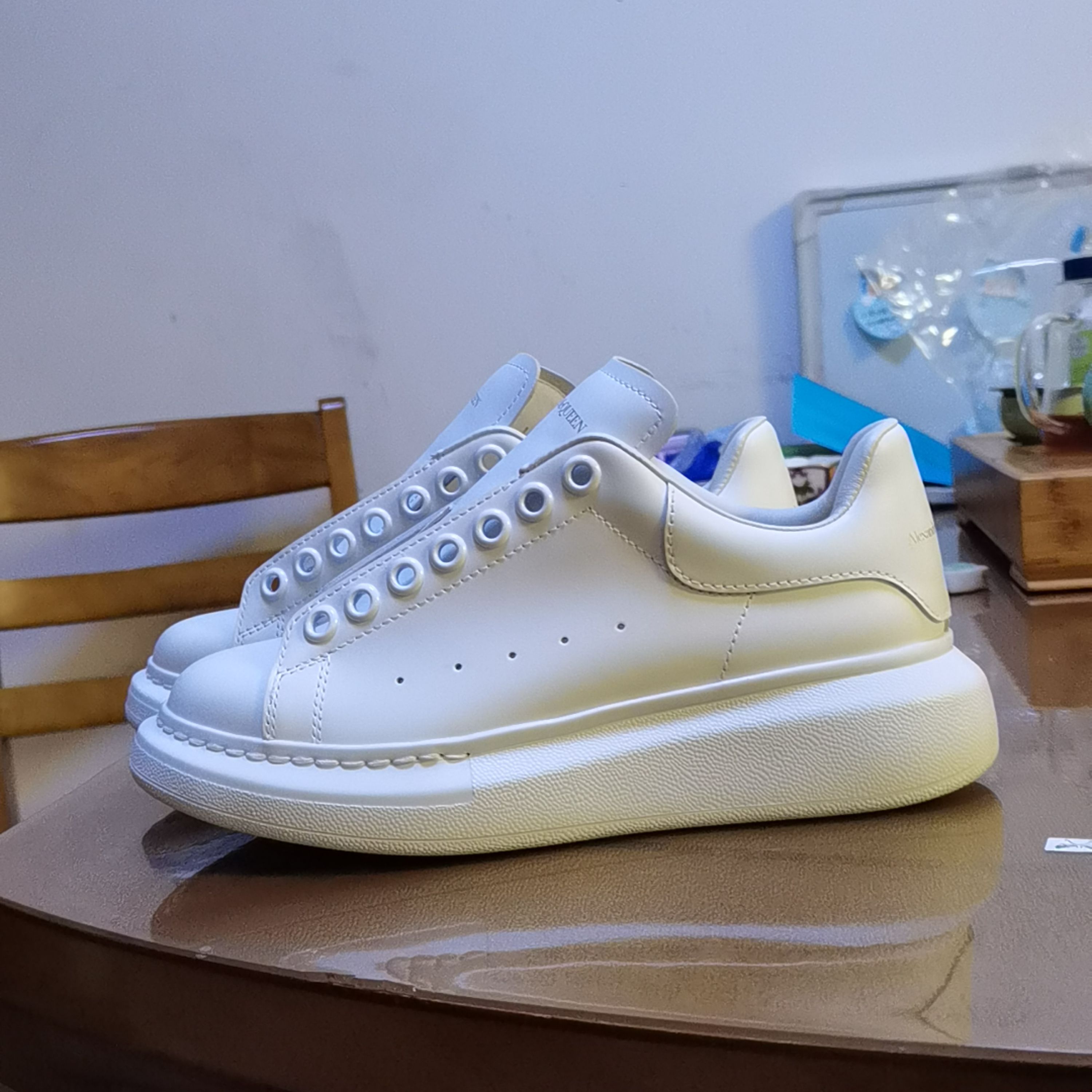 麦昆小白鞋35码,全新白尾