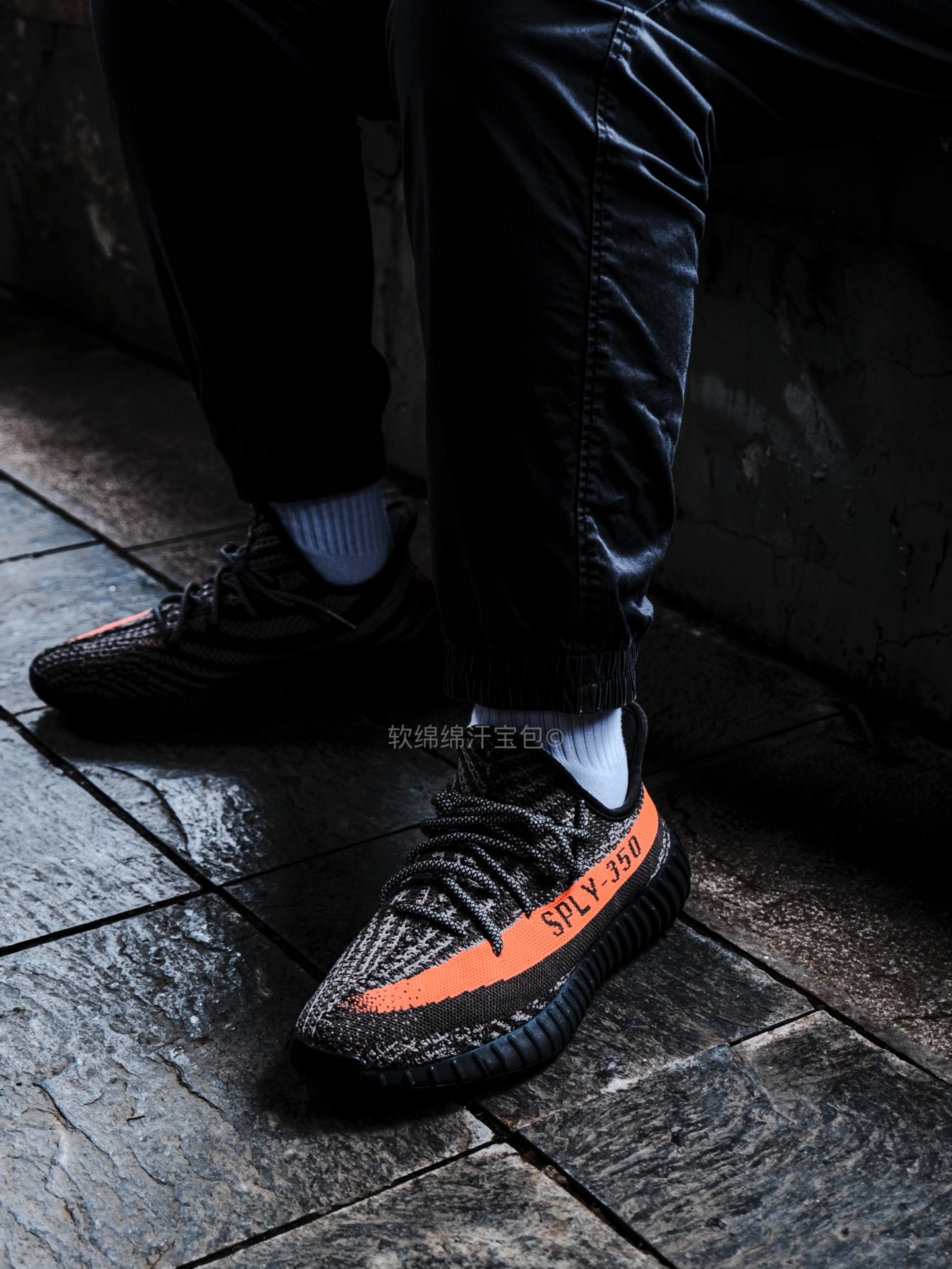 椰子350灰橙3.0建议搭配深色裤子