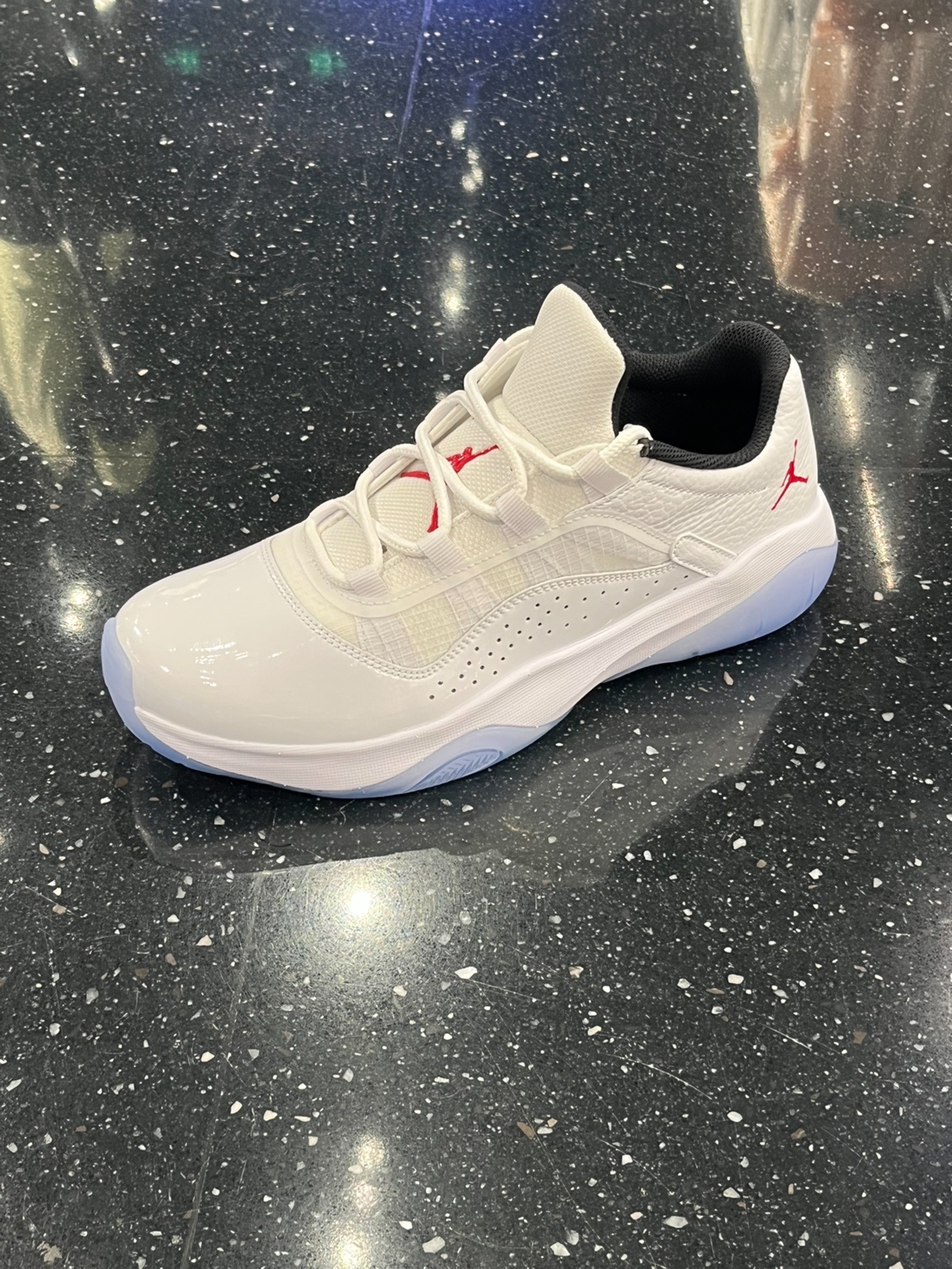 07这双aj11有点东西,既有11代的帅气外观,又有不一样的舒适脚感