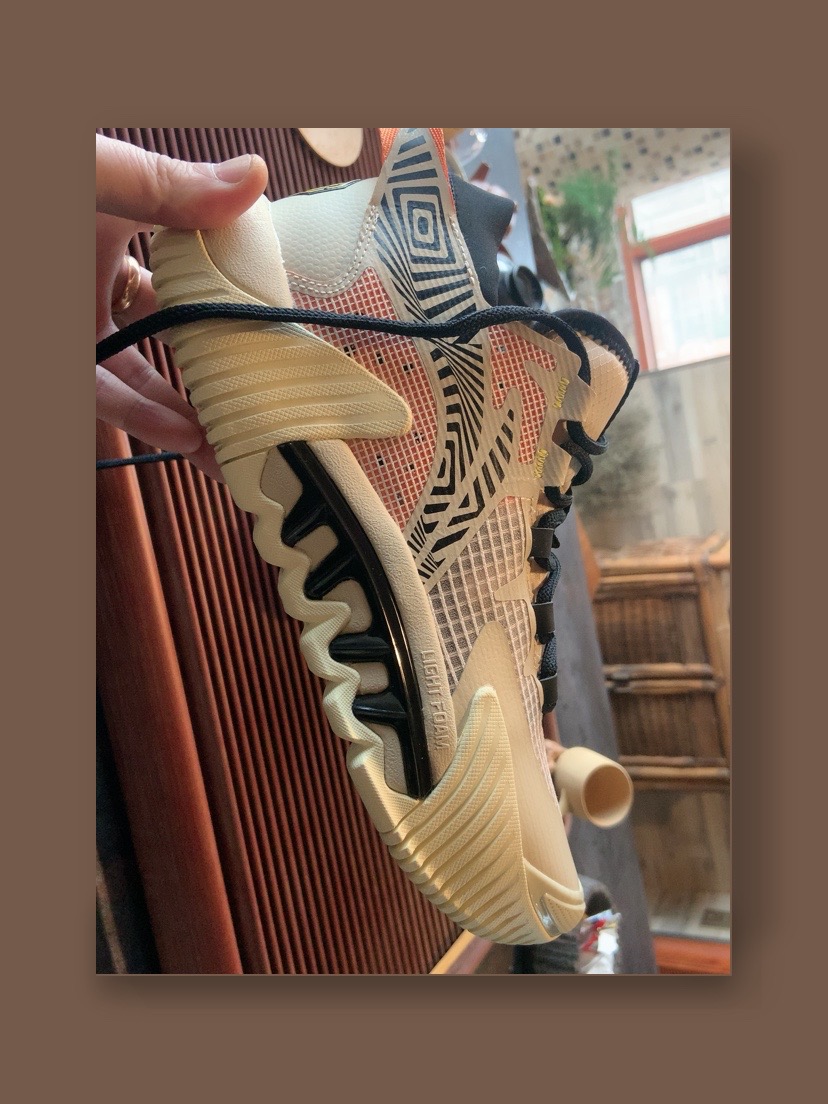 好鞋,配色也比较好看,耐脏,包裹严实,底有韧性.