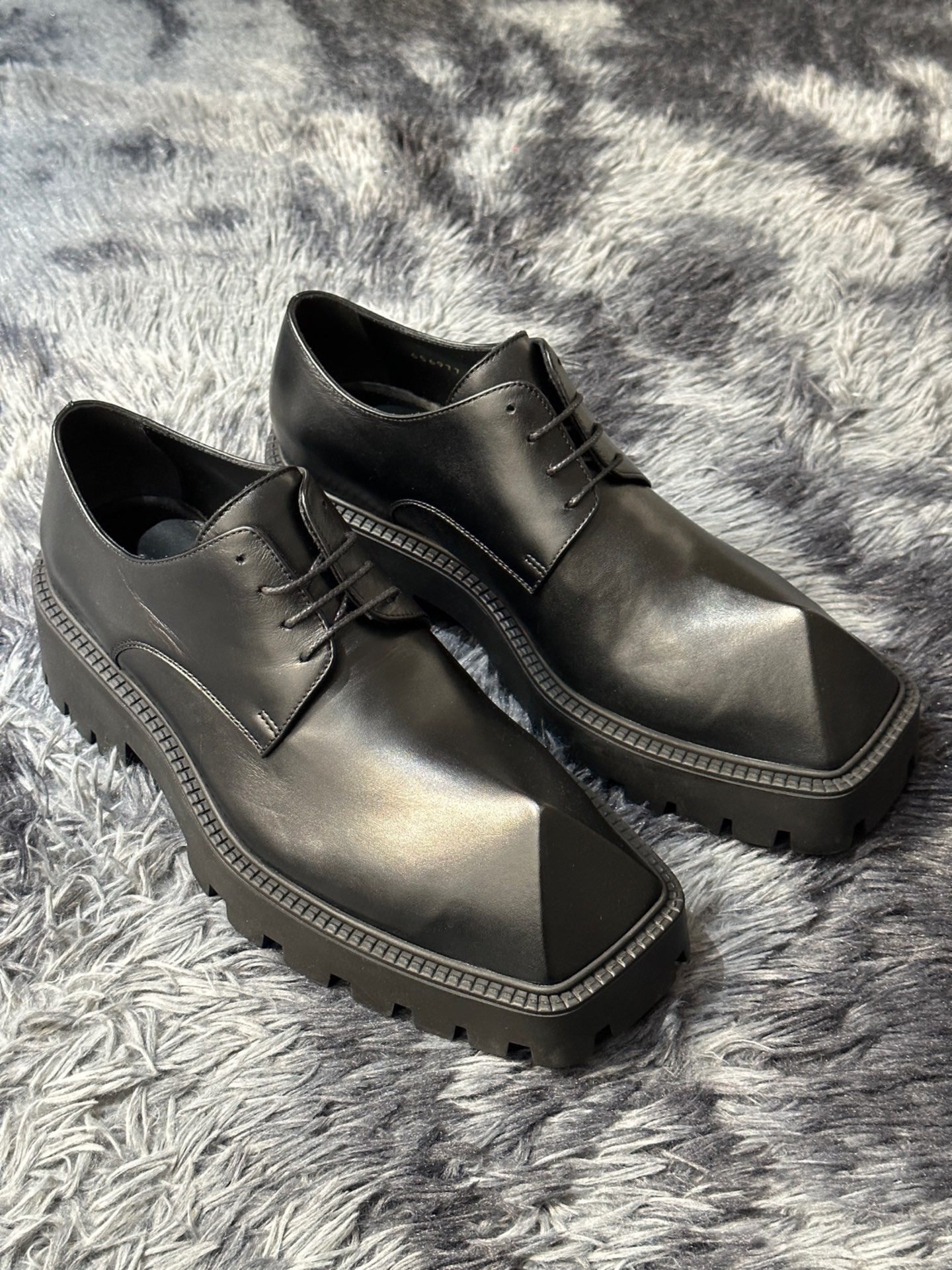 巴黎世家的方头皮鞋