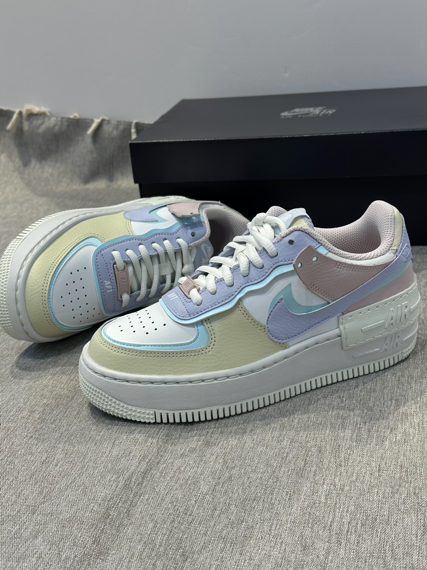 的空军一号
皮革的鞋面,鞋面都有透气孔设计,
马卡龙的配色,甜美可爱