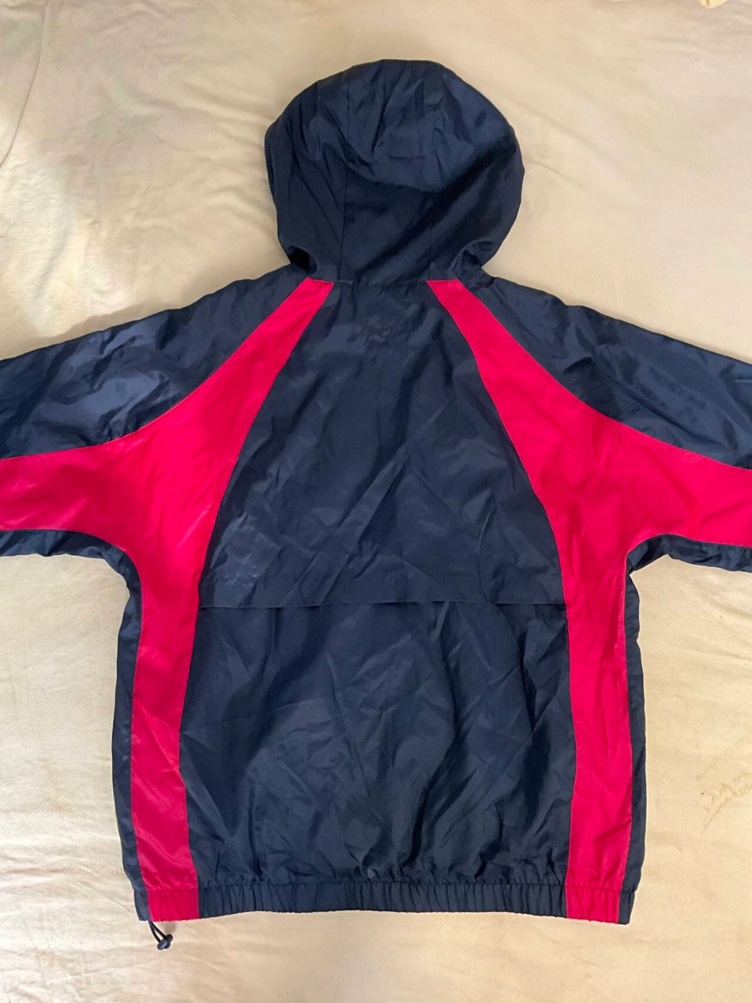 这款衣服的材质还是不错的是那种梭织的,乔丹     刺绣和衣服背面的