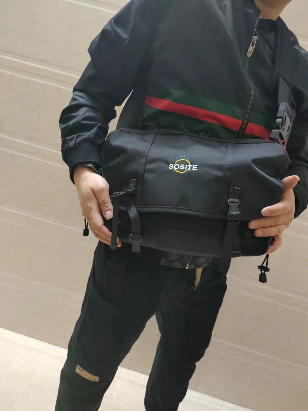 又拽又酷的大容量斜挎工装包