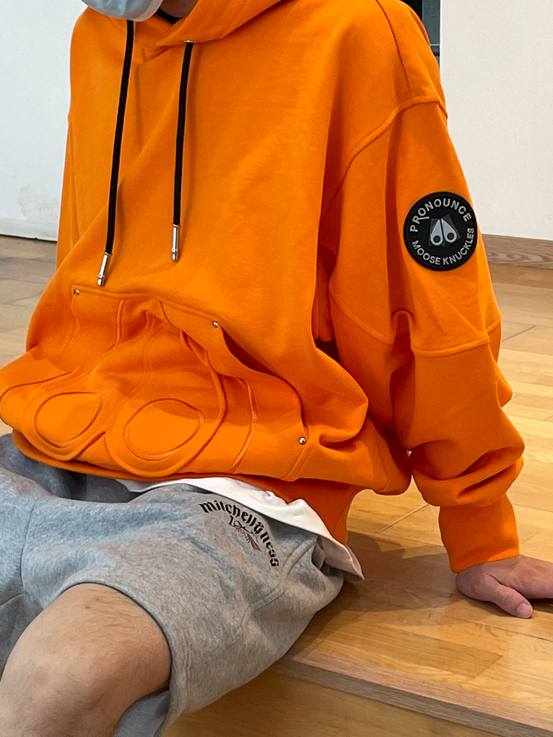 穿上这件橙色卫衣,让你一秒变街头潮男!