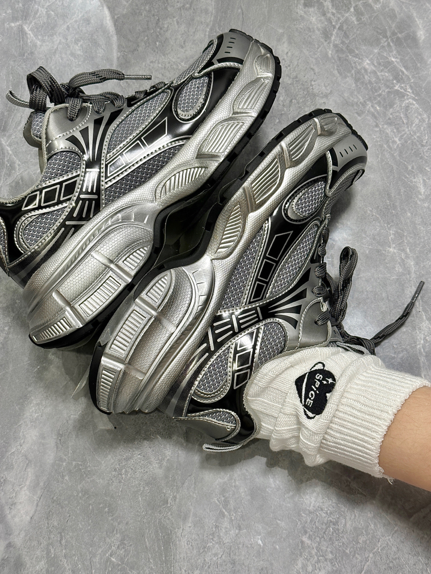 这首银灰色老爹鞋未来科技感好强!