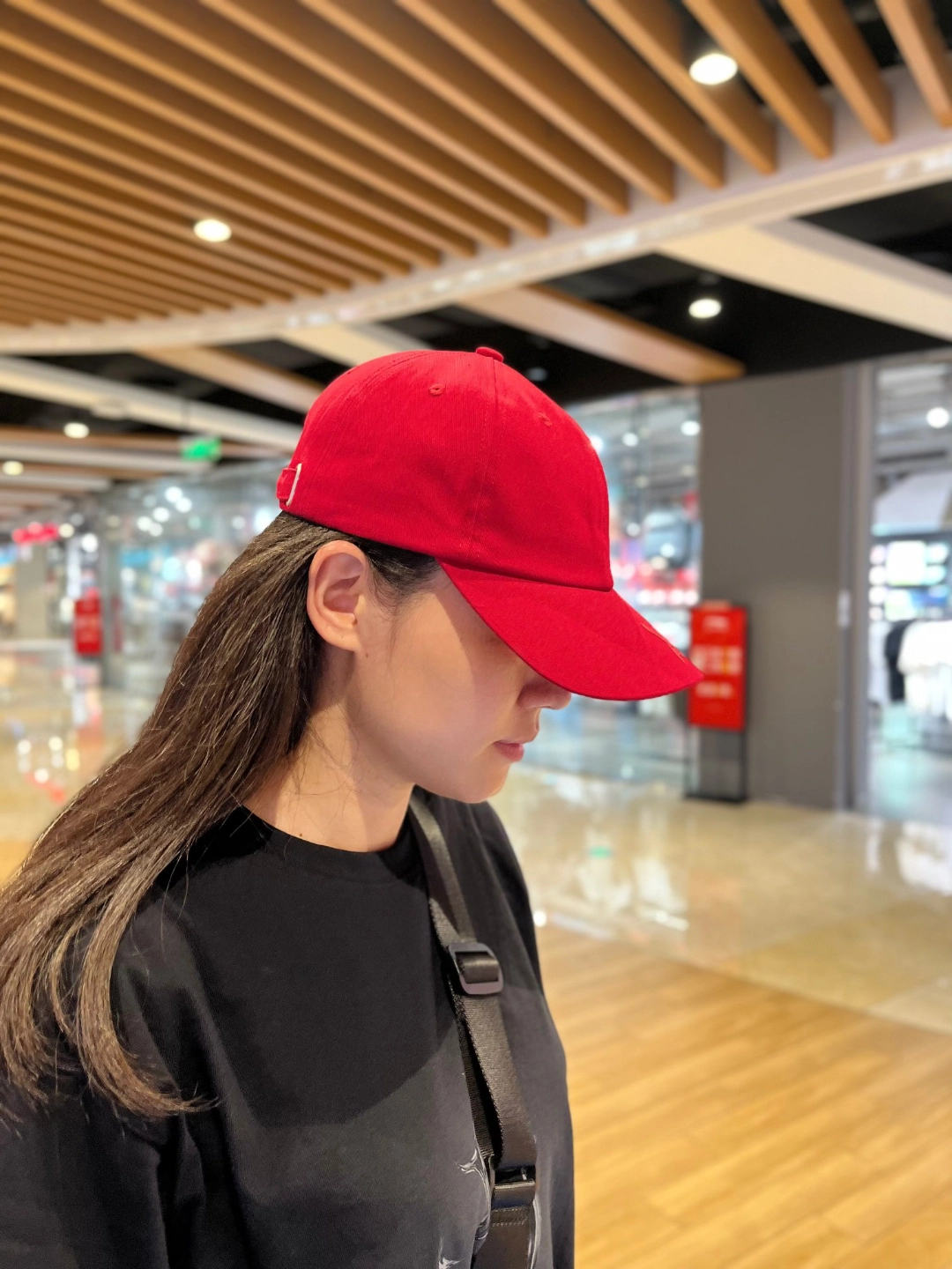 红色的棒球帽也太好看了好美式的感觉!