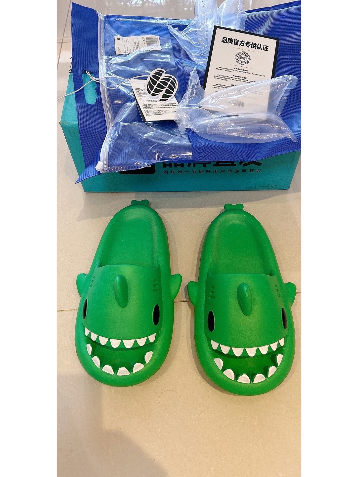 可可爱爱的鲨鱼拖鞋