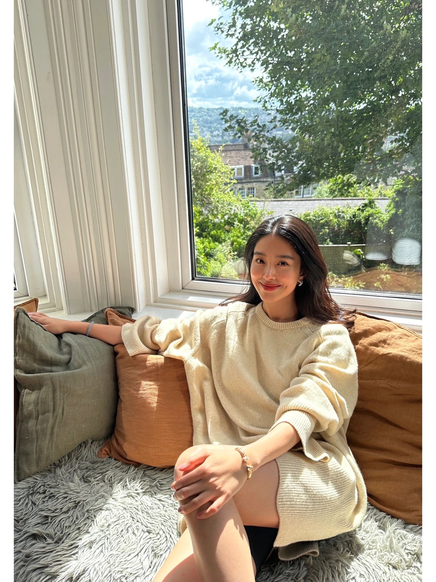 杨采钰英国小镇明信片 穿搭配色很有讲究!