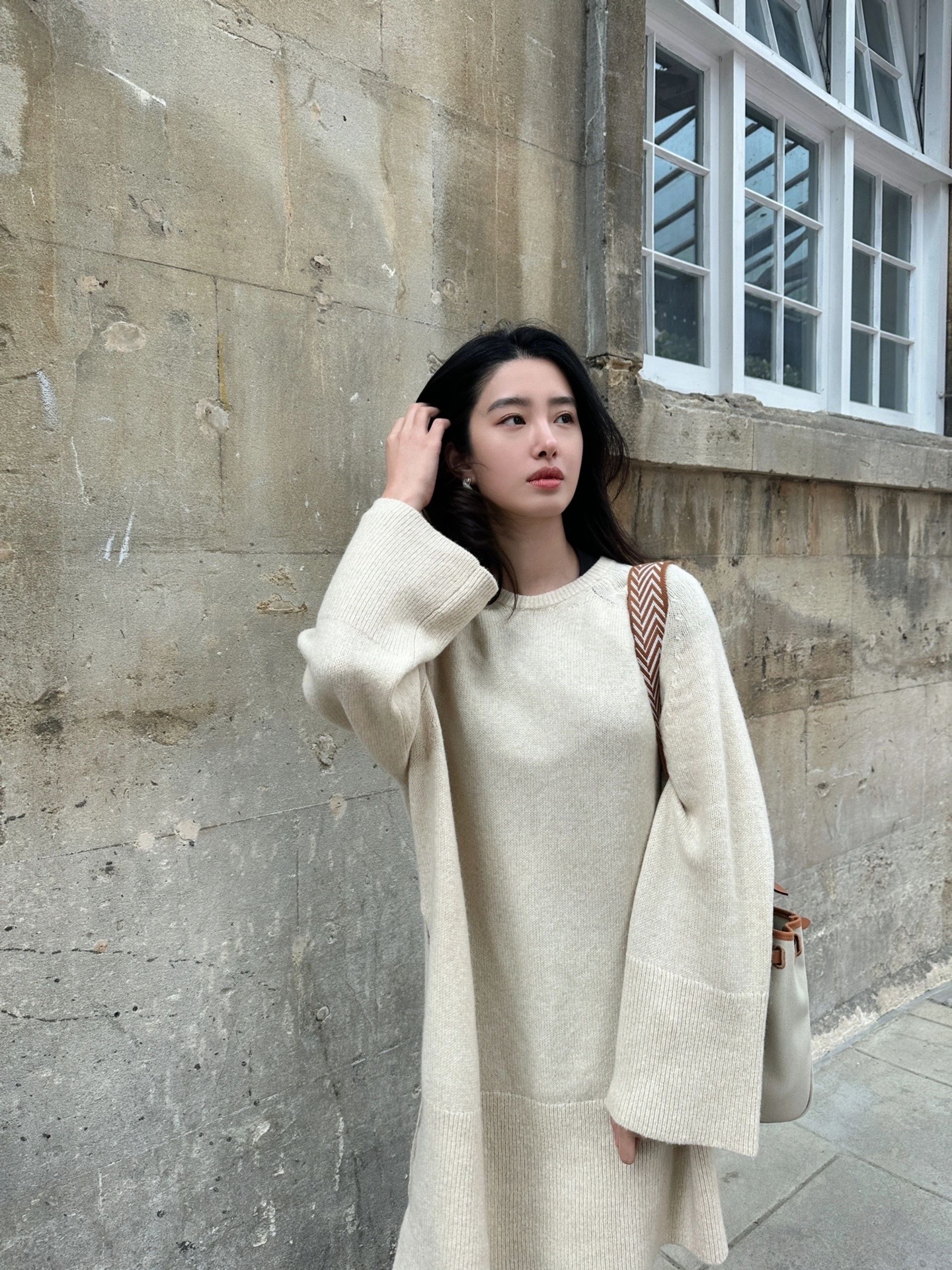 杨采钰英国小镇明信片 穿搭配色很有讲究!