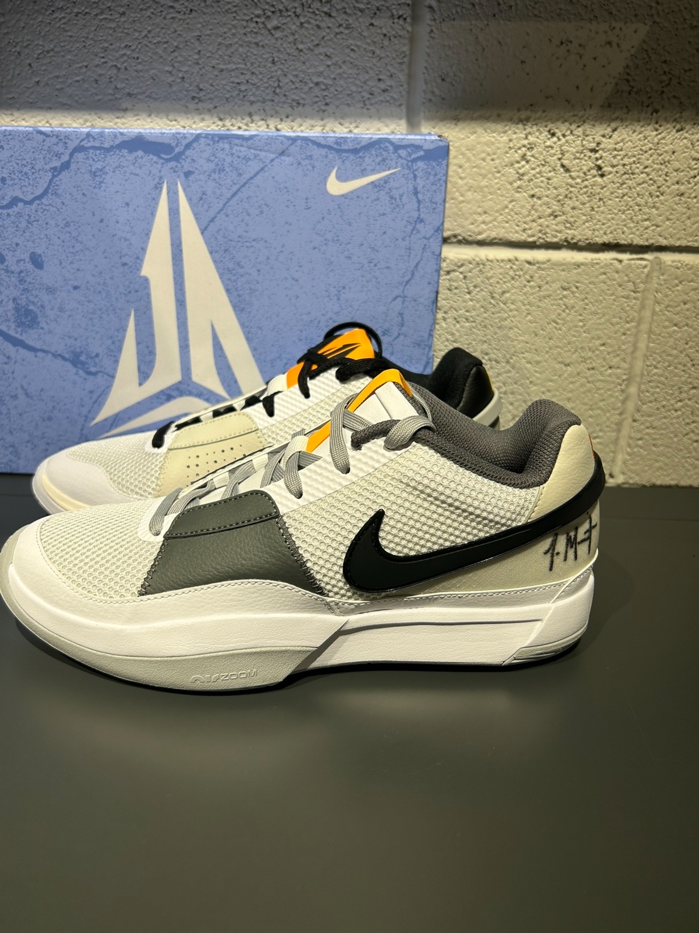 nba球星莫兰特的 个人签名球鞋!超帅!