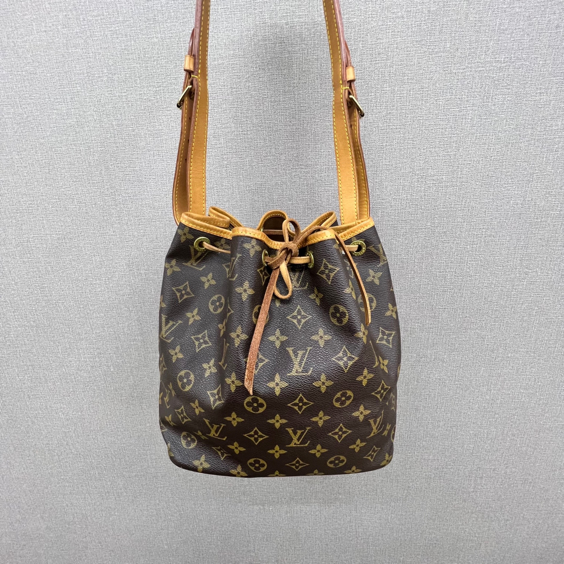 lv老花抽绳水桶包