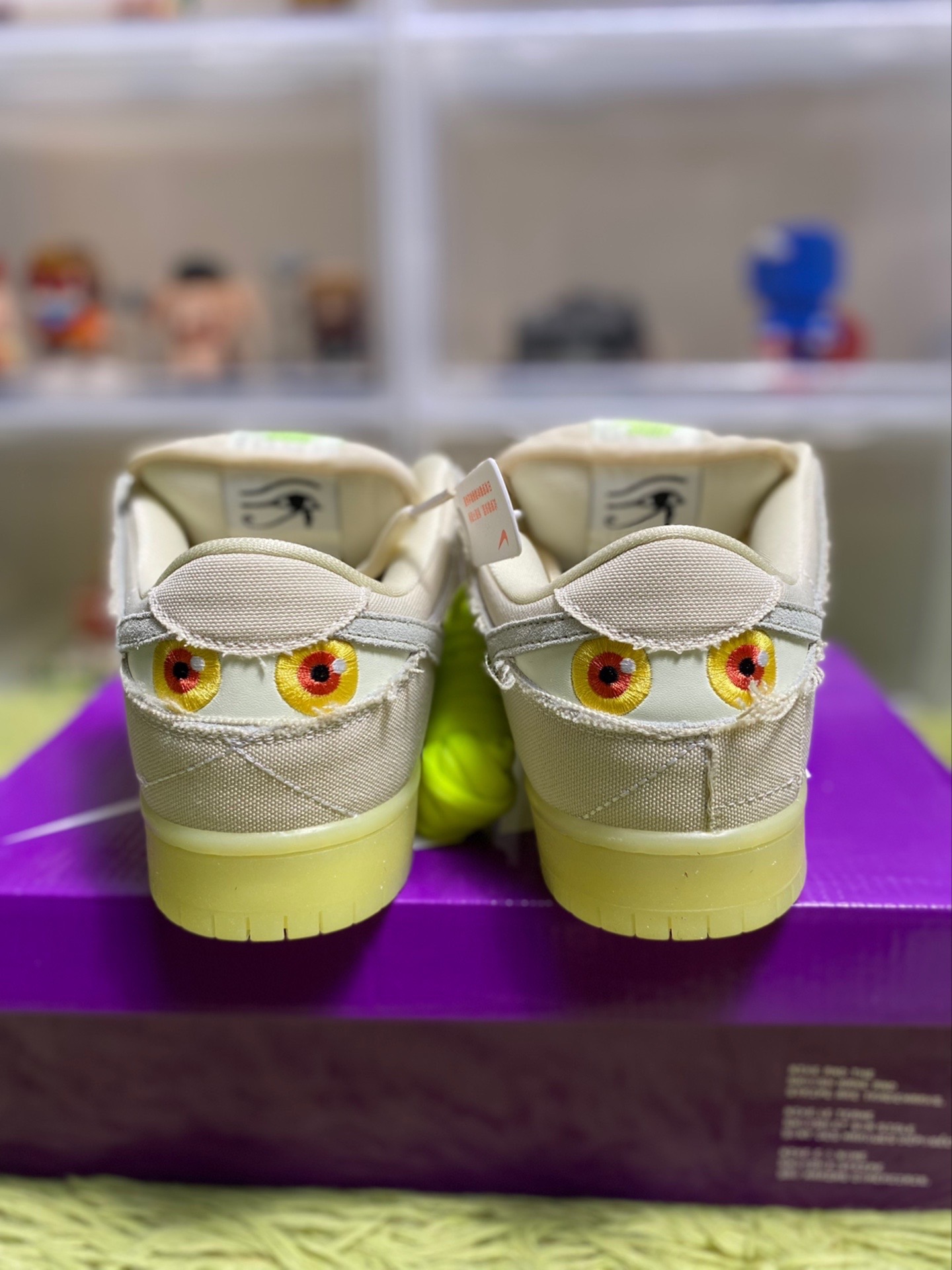 我以为就鞋底会反光,结果后面那两个眼睛也有夜光 实物很不错,ilike