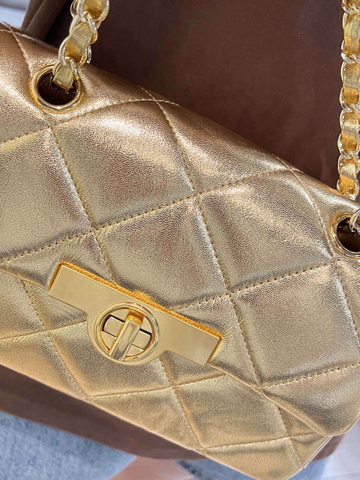 有质感的金色羊皮格子包包,好百搭呀