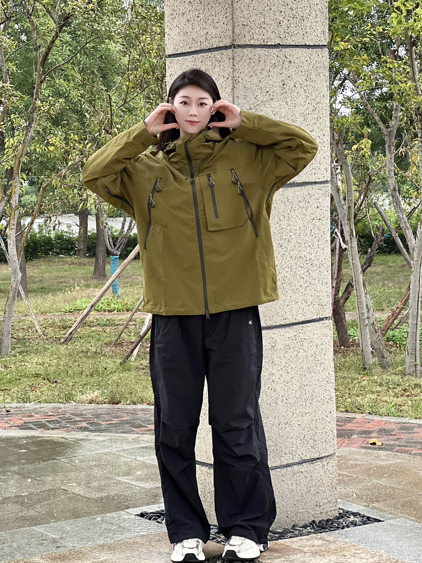 搭配06 所以选了同品牌的一条黑色工装裤 还别说苔藓绿77黑色这个