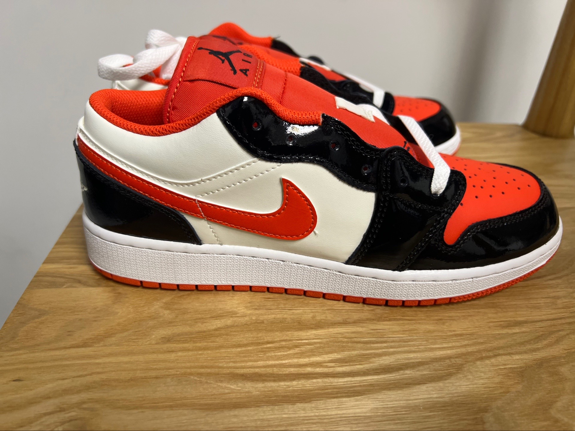 今天给大家介绍一款万圣节🎃限定款色,黑橙配上漆皮元素的aj1,这款