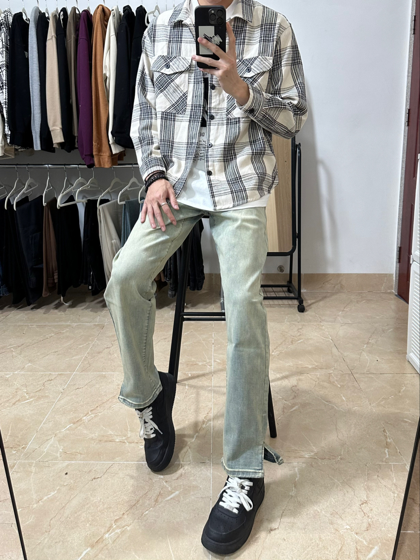 黄泥色牛仔裤搭配格子衬衫到底有多帅