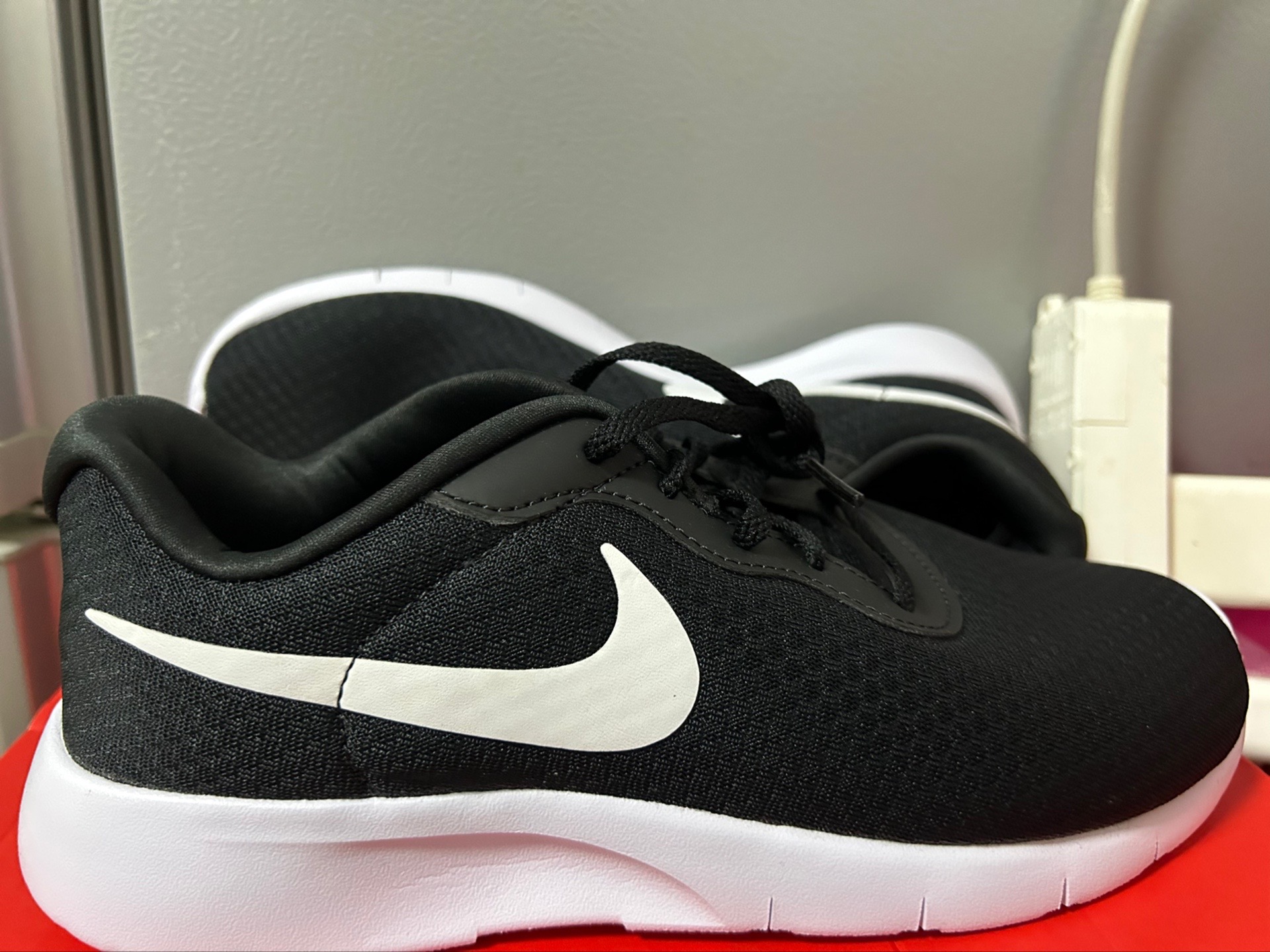 耐克nike 时尚黑色鞋子白色logo设计经典百搭,轻便好穿透气网面训练