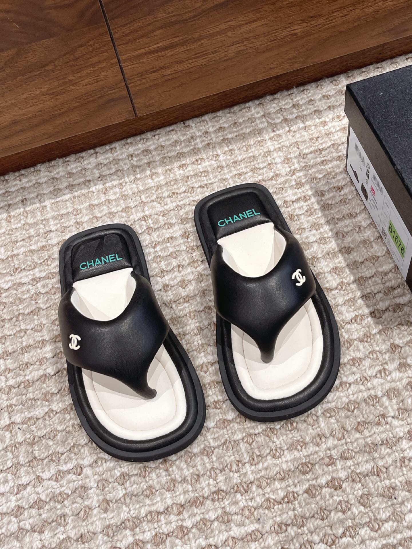 chanel 香奈儿春夏新款面包人字拖鞋沙滩拖鞋踩在云朵上的感觉无法