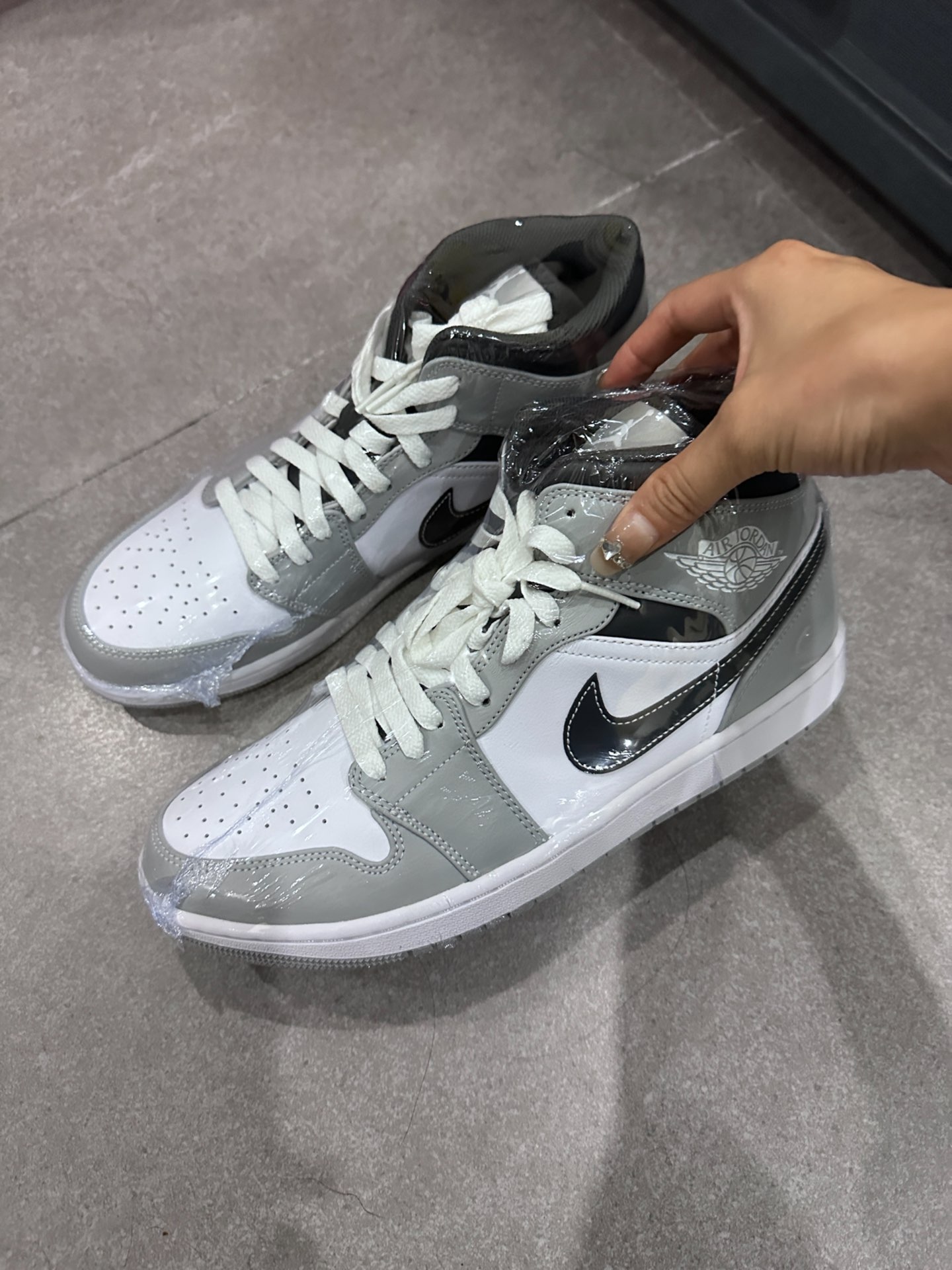 custom review-Air Jordan 1 Mid 'Light Smoke Grey'