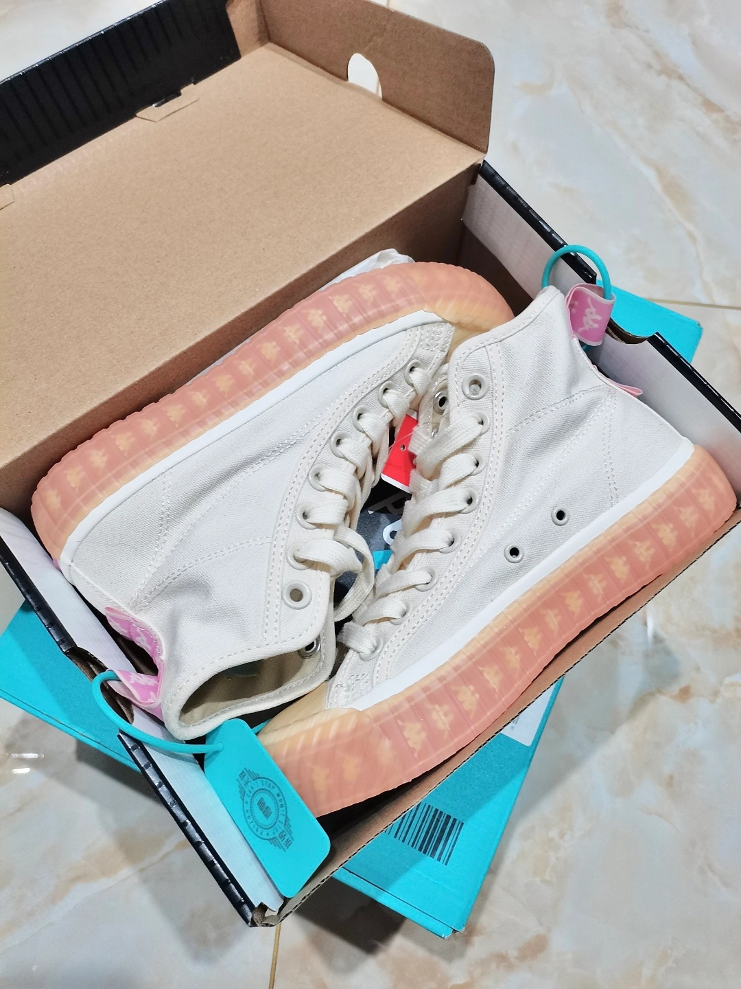 在92新入手的kappa串标帆布鞋 粉嫩嫩的橡胶鞋边 被它吸引住了 红绿