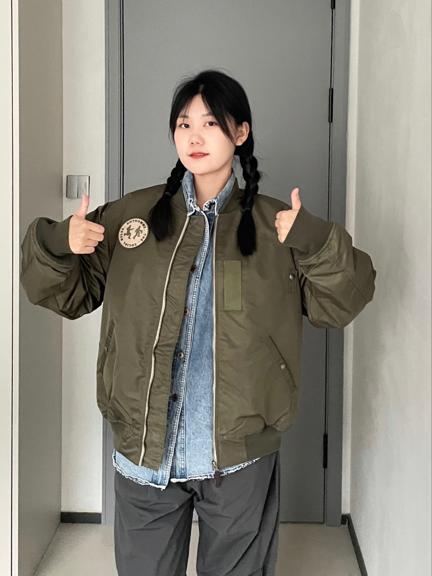 绿色棒球服搭配牛仔衬衫也太酷了吧!