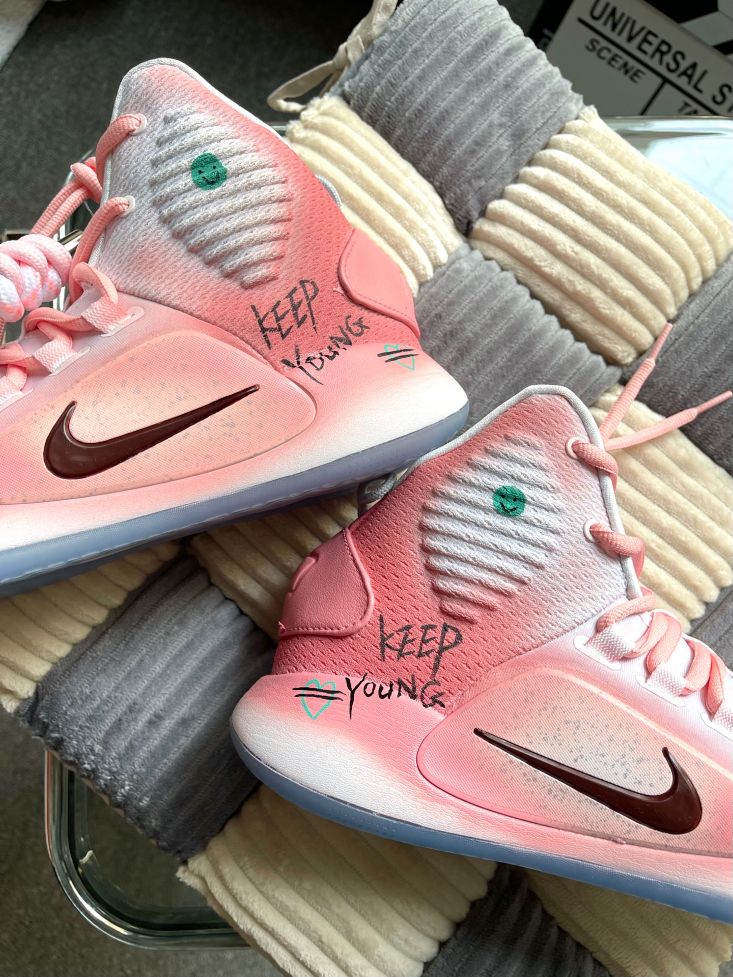 我是一个超级喜欢打球的人,特别喜欢粉色系的篮球鞋,这双粉色渐变