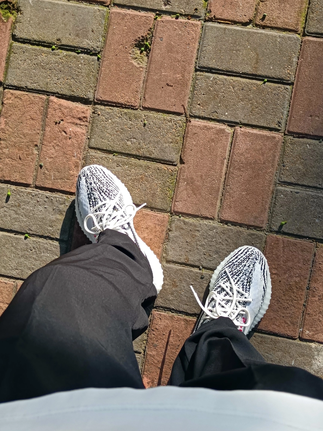 yeezy 350中最耐看的配色就属白斑马! 上脚经典百搭又舒服