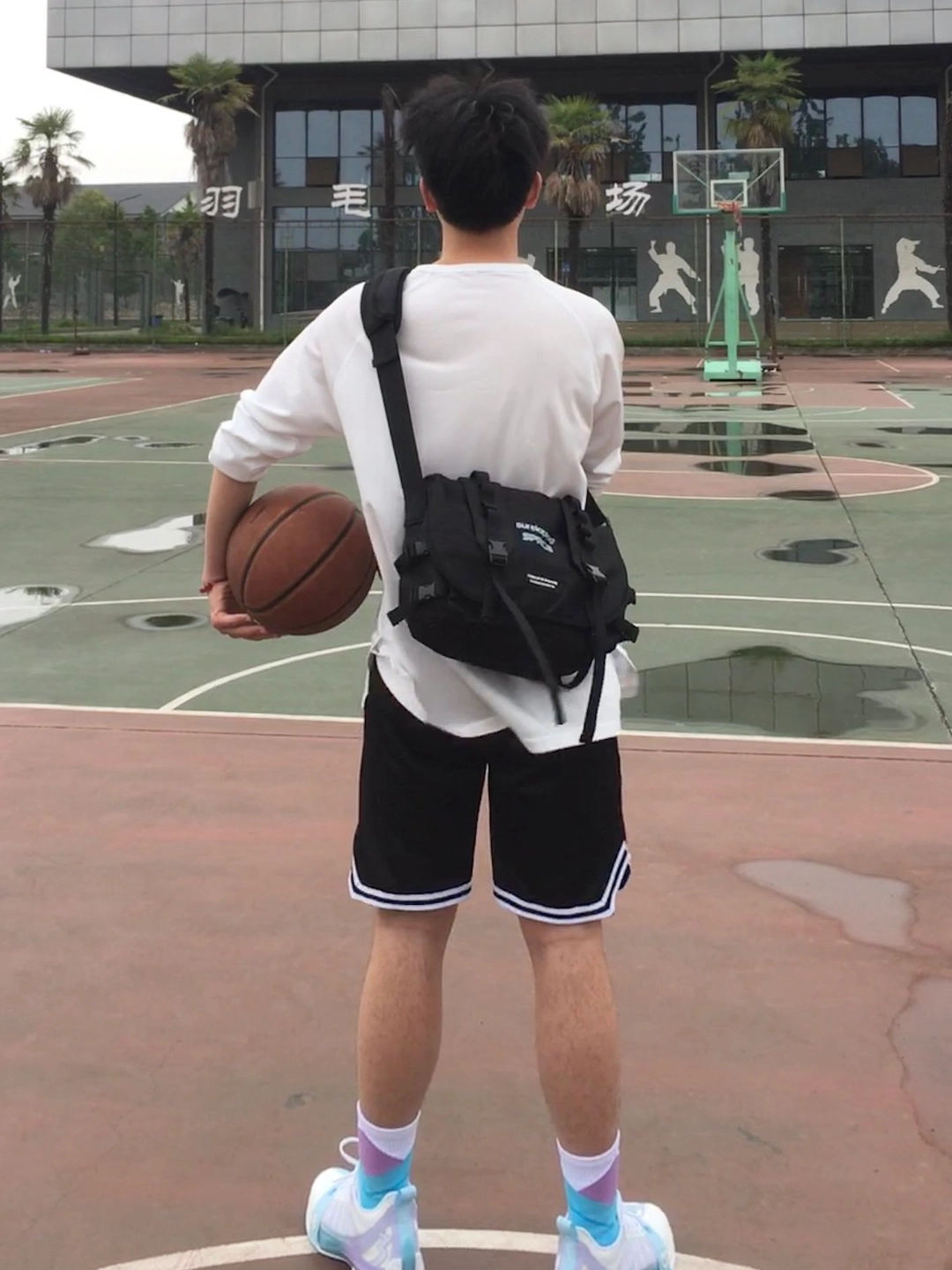 看看谁的男朋友出门打球还不背包?