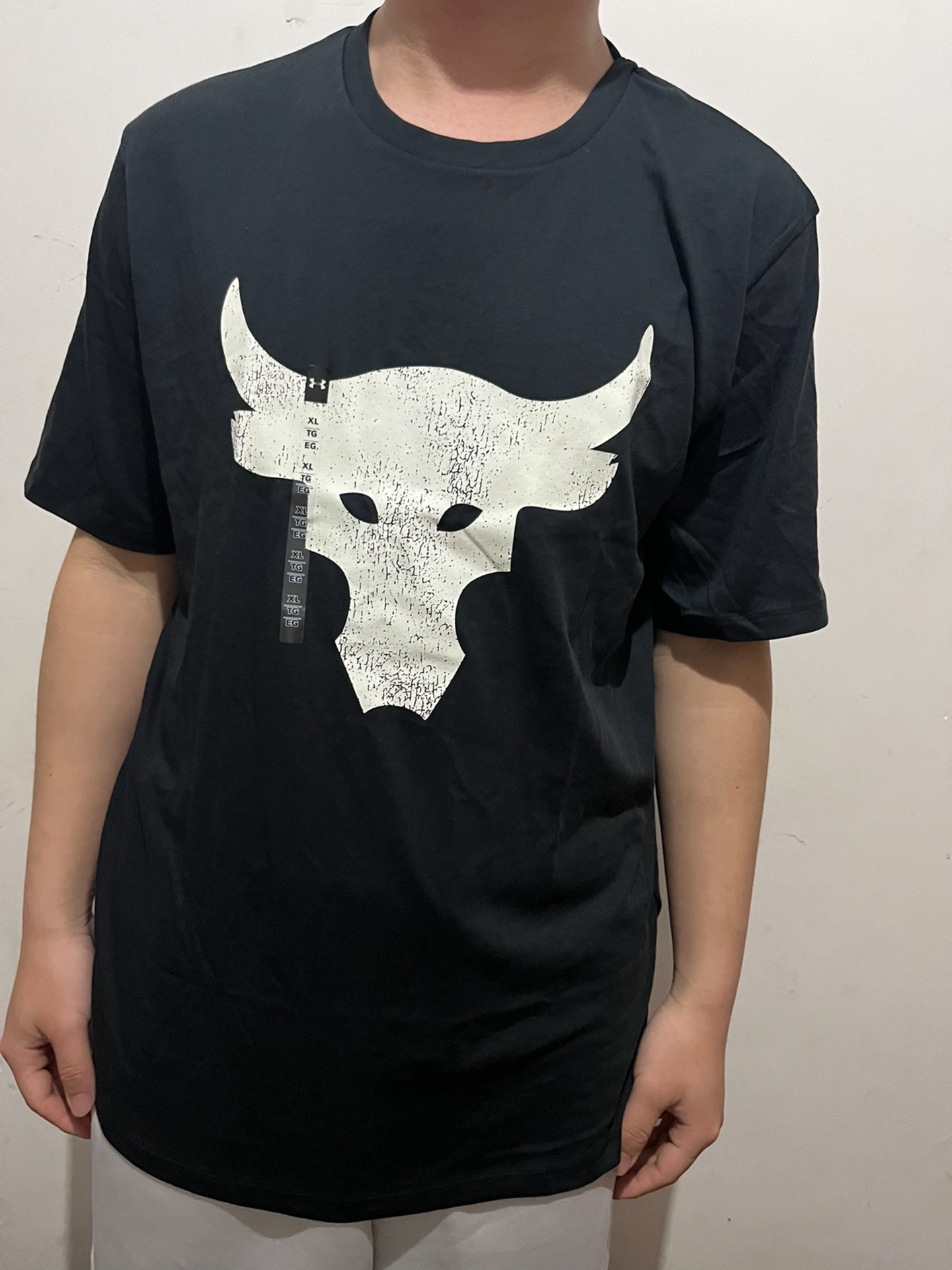 这件衣服的设计感满满,胸前的牛头设计让人眼前一亮,透气性穿起来感觉