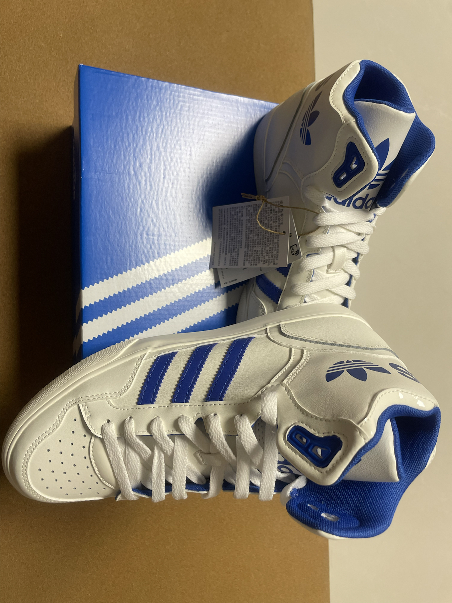 阿迪达斯三叶草板鞋