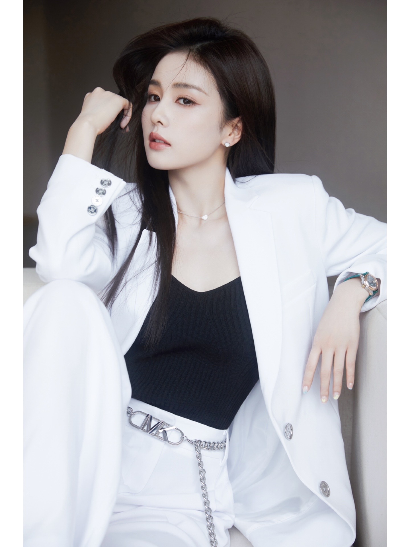 白鹿今日线下活动,一身白西装,干练女总裁
