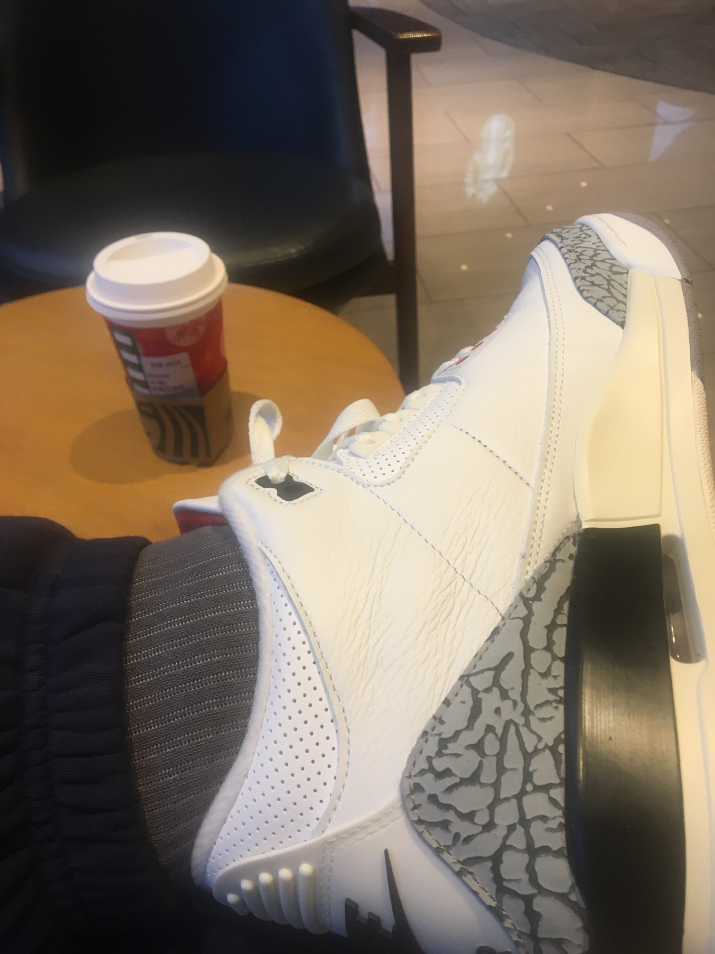 aj3白水泥上脚,手机坏了,拍照像加了滤镜