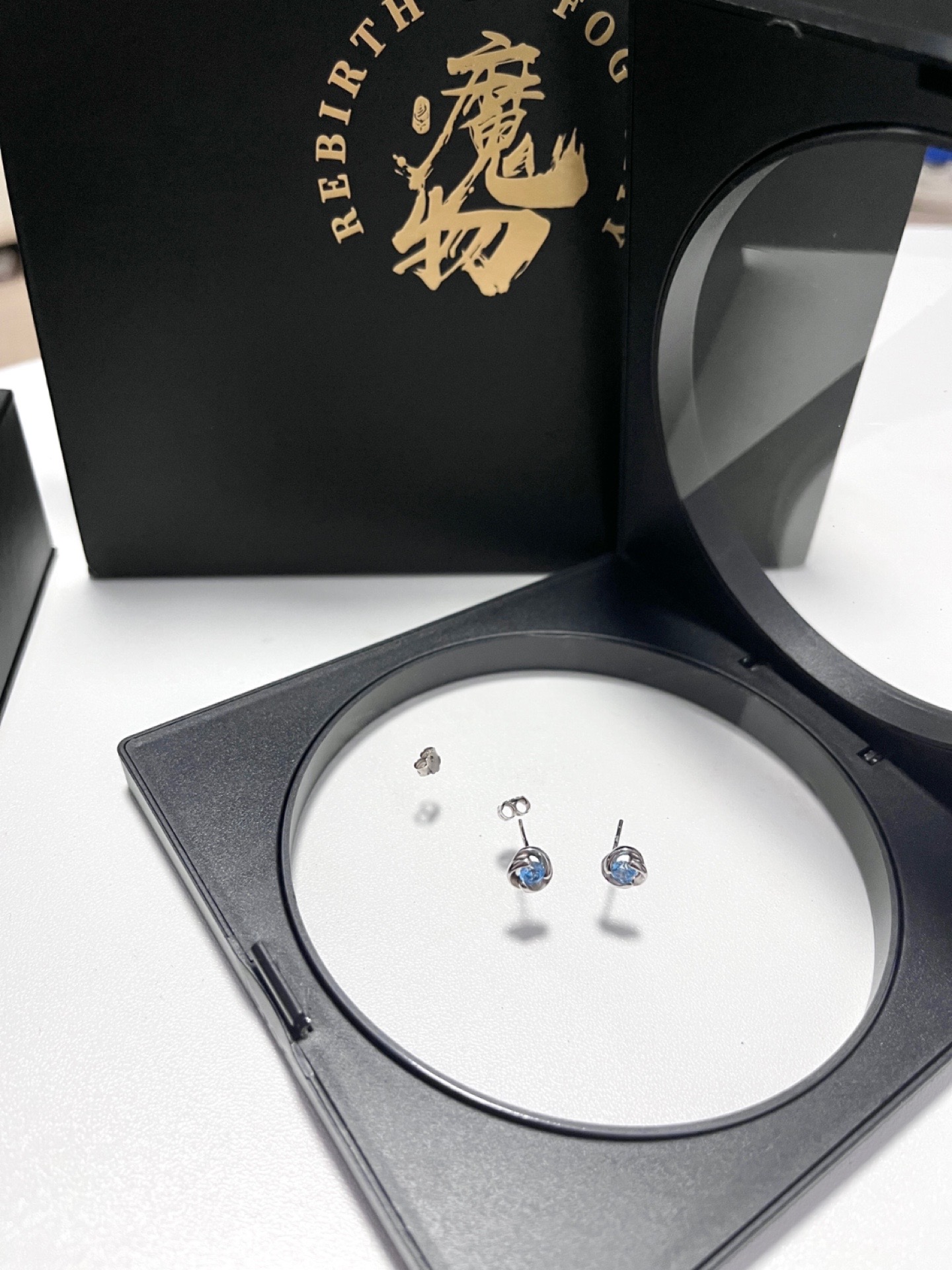 百看不厌的三叶草耳钉