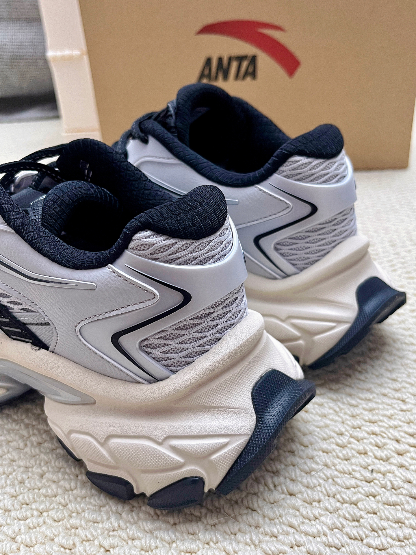 安踏y2k千禧风复古老爹鞋!银色系太炸了!