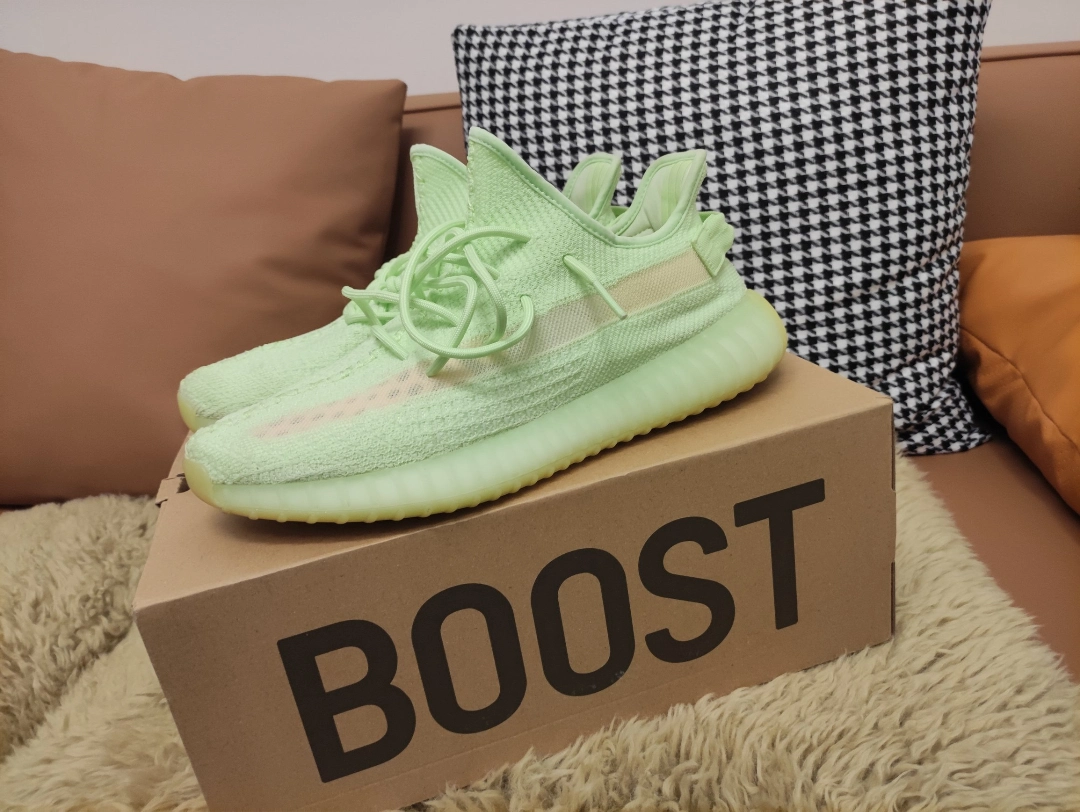 荧光绿 #夏天就要穿yeezy #rapper唱情歌疯狂心动 #人人穿yeezy椰子