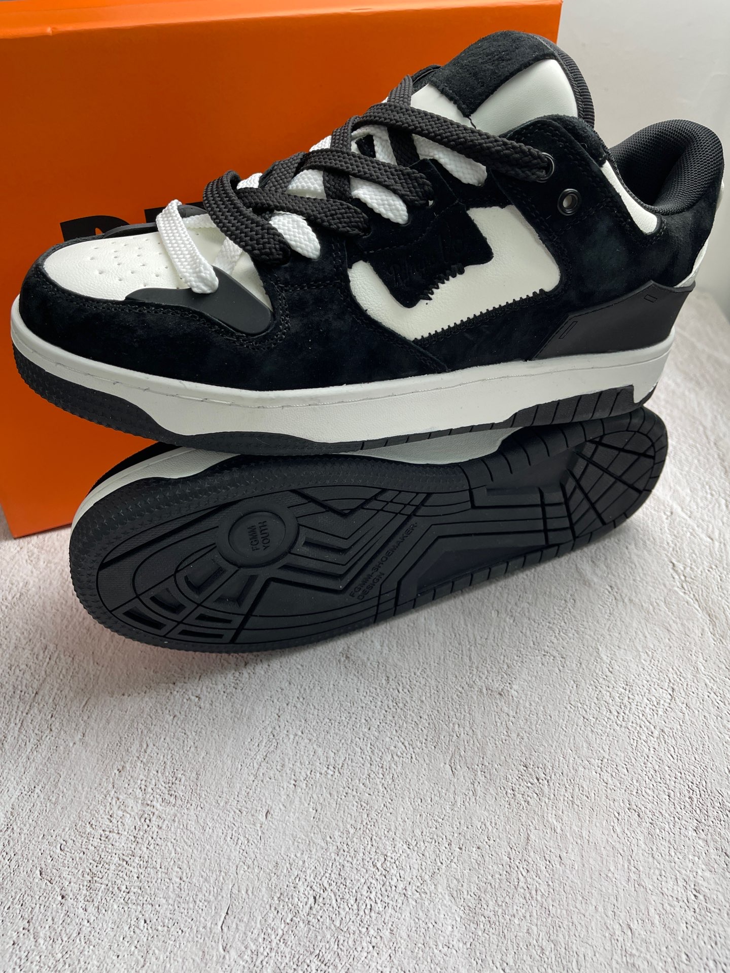 黑白相间双鞋带的面包鞋