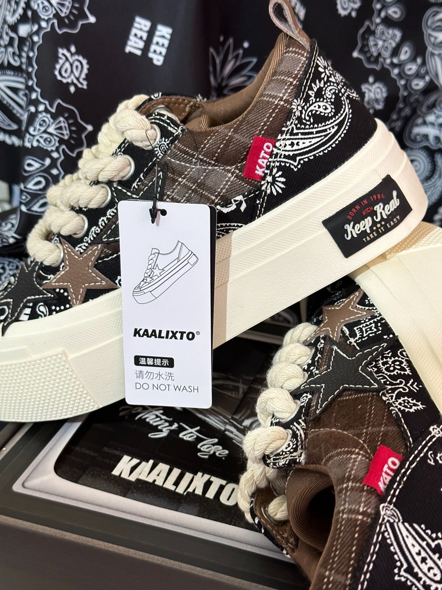 还有一个超酷的鞋盒和一块超酷的布,还附赠了一对鞋带.