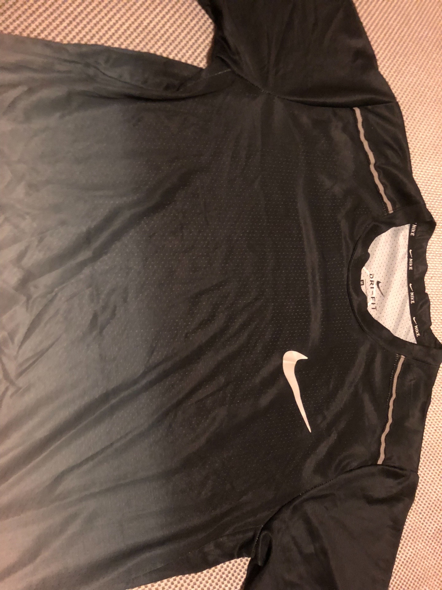虽然他们说买这个不买真的但确实花了180  nike 速干太阳花短袖t恤 男