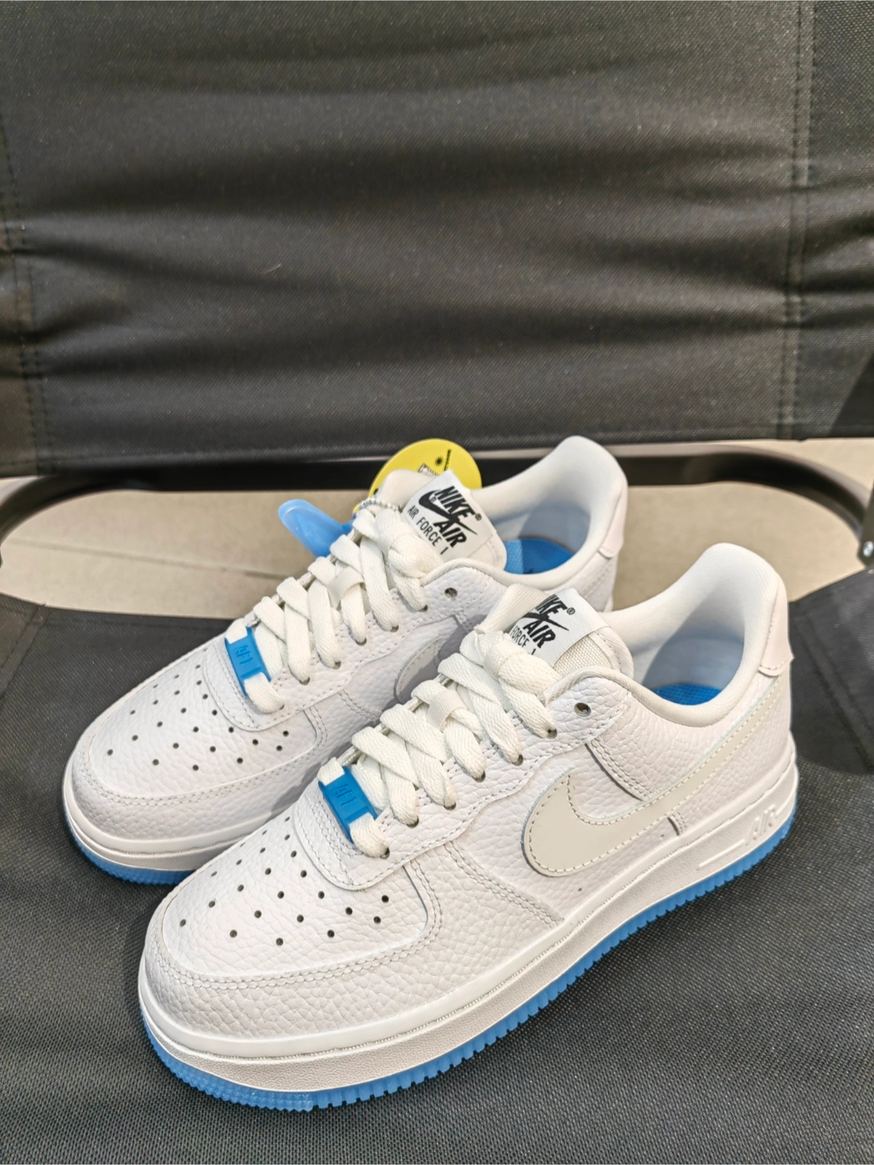 这款鞋子钩子和后跟是热感应的,晒太阳就会迅速变色,钩子变蓝色,后跟