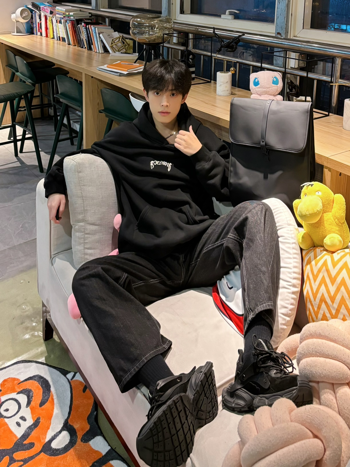 男生秋冬可以尝试一下黑色穿搭
黑色连帽卫衣搭配复古水洗牛仔裤
和一