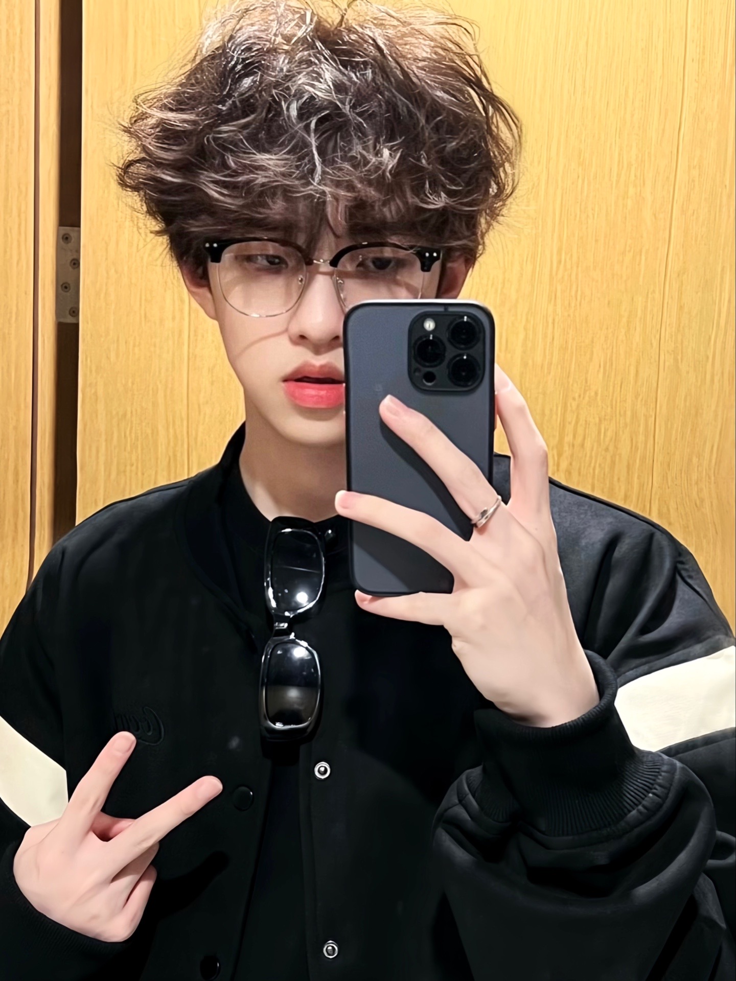 卷毛 单眼皮 厚嘴唇