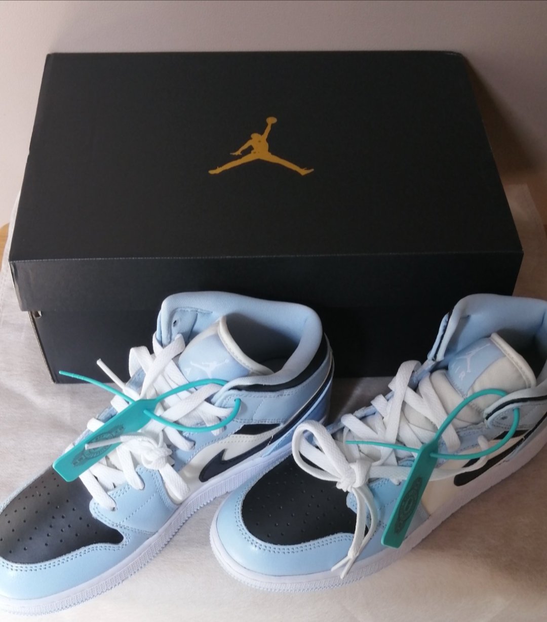 中帮复古篮球鞋 蓝白黑